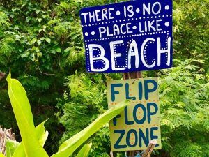 Relaxed lifestyle and still hippie in the heart: This signpost to the beach reflects the attitude of the people on Koh Phangan perfectly! Photo: Sascha Tegtmeyer Koh Lipe, Koh Samui, Koh Phangan, Koh Tao, Thailand, Dream Island, Beach, Travel, Vacation, Backpacking, Wanderlust, Diving, Surfing, SUP, Stand Up Paddling, Phuket, Krabi, Andaman Sea, Southeast Asia, Environment, Nature, rainforest, jungle, world trip, Thailand vacation, best time Thailand, winter vacation, Where is it warm in winter, Gulf of Thailand