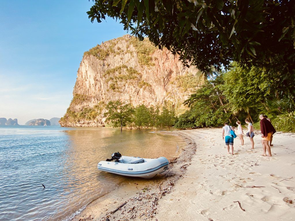 Inselurlaub in Thailand: Einige einsame Inseln lassen sich nur mit einem privat gecharterten Boot erreichen. Foto: Sascha Tegtmeyer