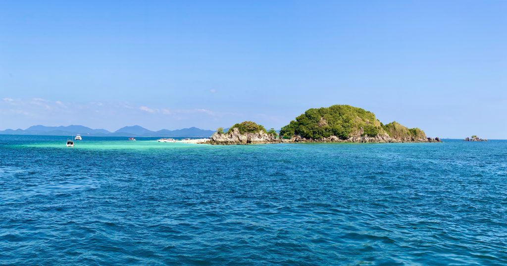 Unbewohnte, aber gut besuchte Insel mitten in der Andamanensee: die zahlreichen Thailand-Inseln sind einfach paradiesisch und malerisch. Foto: Sascha Tegtmeyer