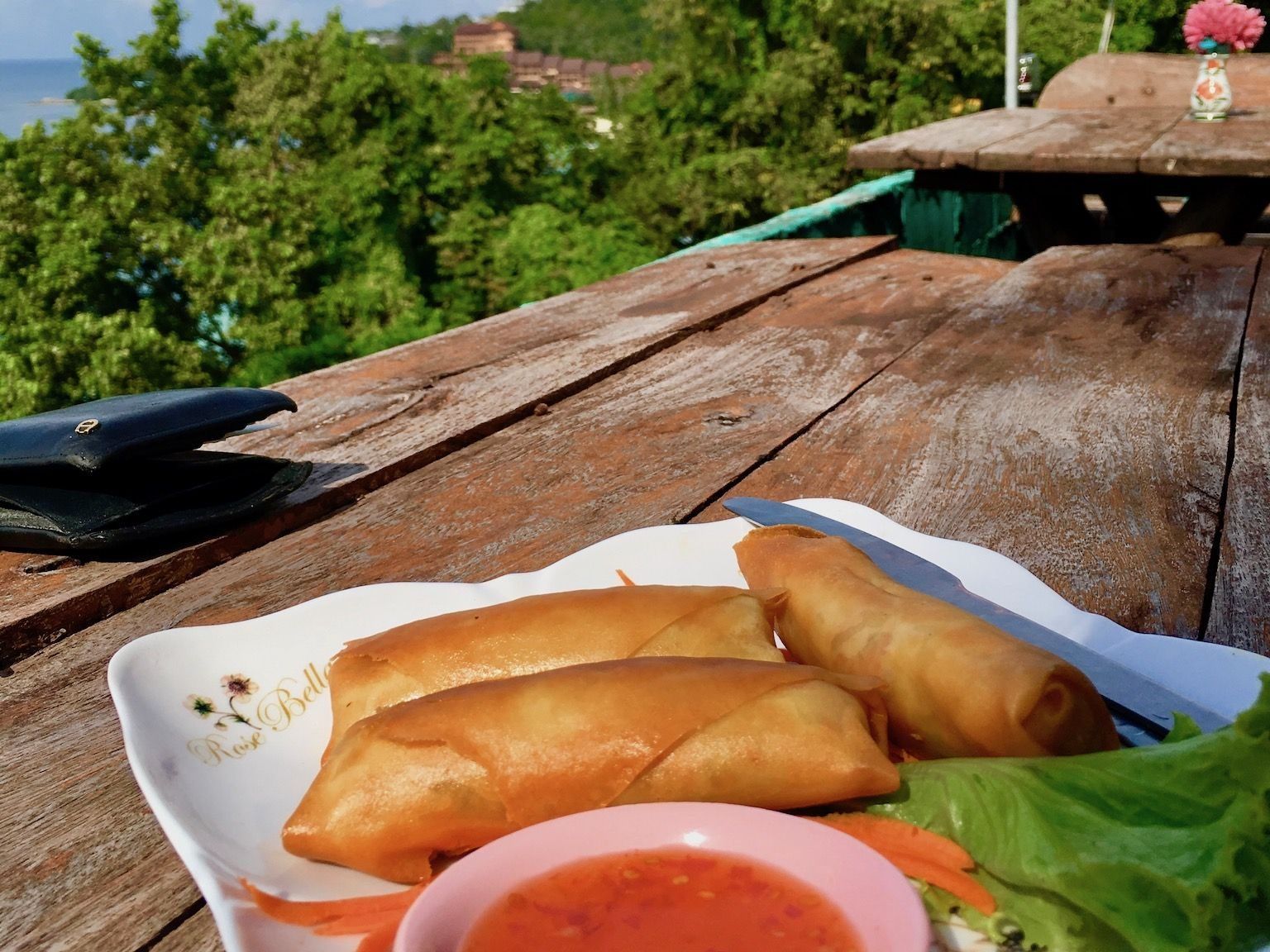 Lecker Essen mit Ausblick: Auf Koh Phangan könnt Ihr an allen Ecken und Enden gute Restaurants und Küchen finden. Foto: Sascha Tegtmeyer
