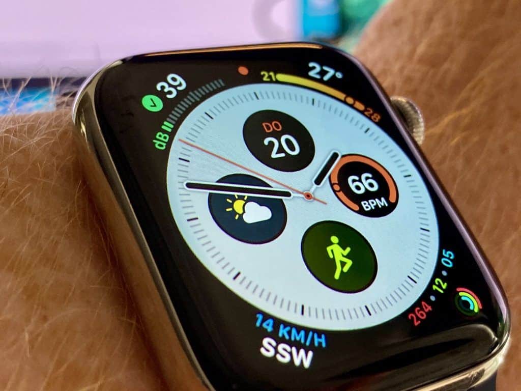 Der Smartwatch-Hersteller Apple hat das Watch Face Design bei seiner Apple Watch auf die Spitze getrieben: Der sogenannte Infograph besitzt acht Komplikationen plus Uhrenanzeige und kann mit individuell ausgewählten Informationen bestückt werden. Foto: Sascha Tegtmeyer