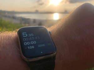 Smartwatch de suivi GPS: avec la montre de sport, les distances peuvent être mesurées et parcourues avec précision. Photo: Sascha Tegtmeyer