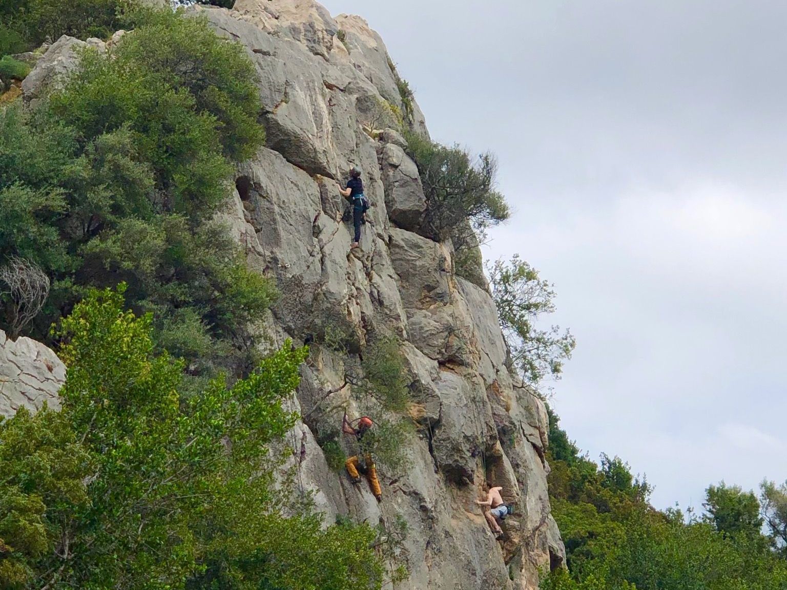 The rocks at Cala Fuili are also very popular with climbers. Photo: Sascha Tegtmeyer