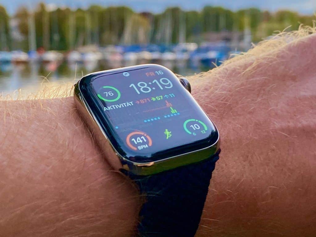 Die Apple Watch Series 6 zeigt auf dem scharfen OLED-Display, das immer an ist, die wichtigsten Informationen an. Die Ziffernblätter der Uhr können individuell gestaltet werden. Foto: Sascha Tegtmeyer