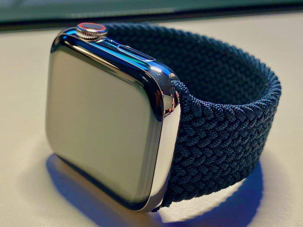 Optisch sieht das Gehäuse der Apple Watch Series 6 so aus wie bei den direkten Vorgängern – lediglich die Farben Blau und Rot (in der Alu-Version) und Graphit (in der Edelstahl-Variante) sind jetzt verfügbar. Foto: Sascha Tegtmeyer