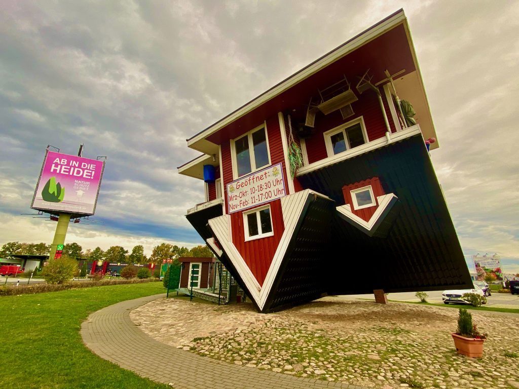 La maison folle de Bispingen est une maison individuelle qui est retournée à 180 degrés - y compris tous les meubles. Photo: Sascha Tegtmeyer