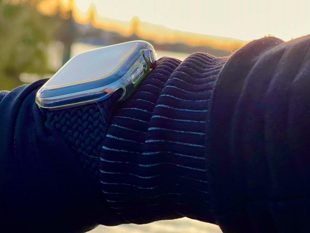 Eine transparente Apple Watch Schutzhülle war für mich erste Wahl – sie muss jetzt regelmäßig getauscht werden, weil sie verkratzt und vergilbt. Foto: Sascha Tegtmeyer