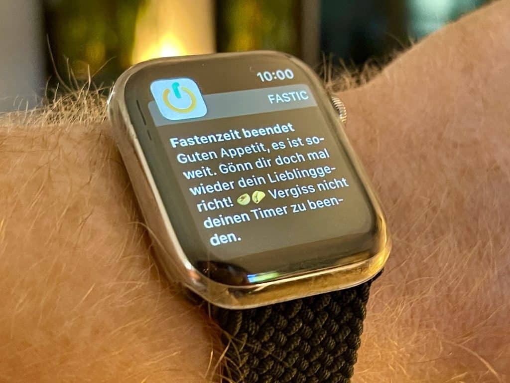 Abnehmen mit der Smartwatch: Fastenerinnerungen stellen sicher, dass man bei aller Abnehmmotivation auch das Essen nicht vergisst. Foto: Sascha Tegtmeyer