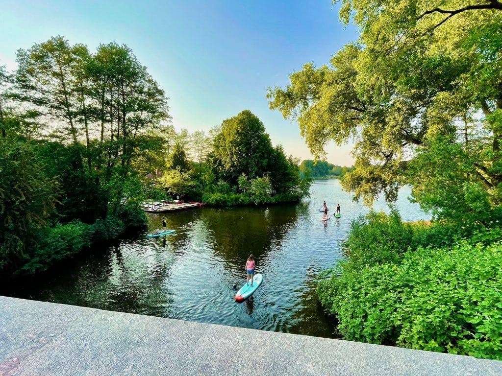SUP Hamburg Stadtpark - turen från Stadtparksee till Outer Alster Turen börjar vid den idylliska Stadtparksee och leder via Goldbek-kanalen och Rondeeltich till den omfattande Outer Alster.