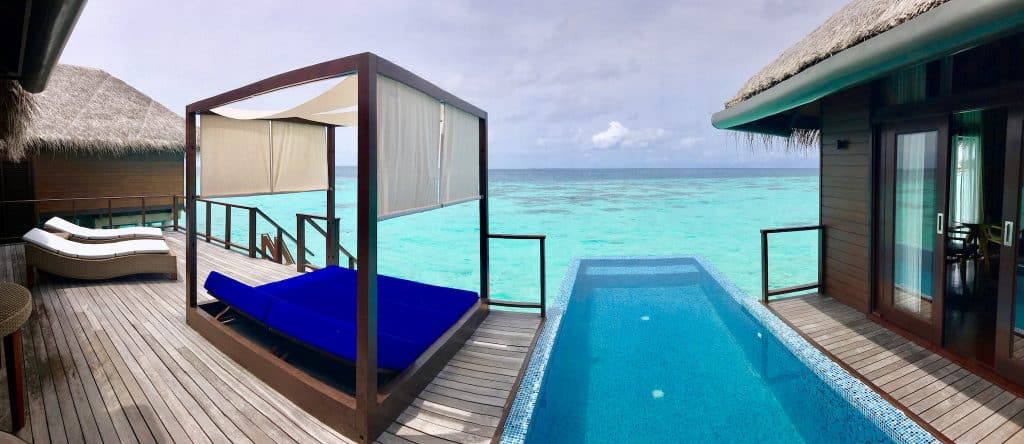 Water Villa sur une île des Maldives : les hébergements offrent un luxe à l'état pur. Photo: Sascha Tegtmeyer Rapport de voyage Conseils aux Maldives