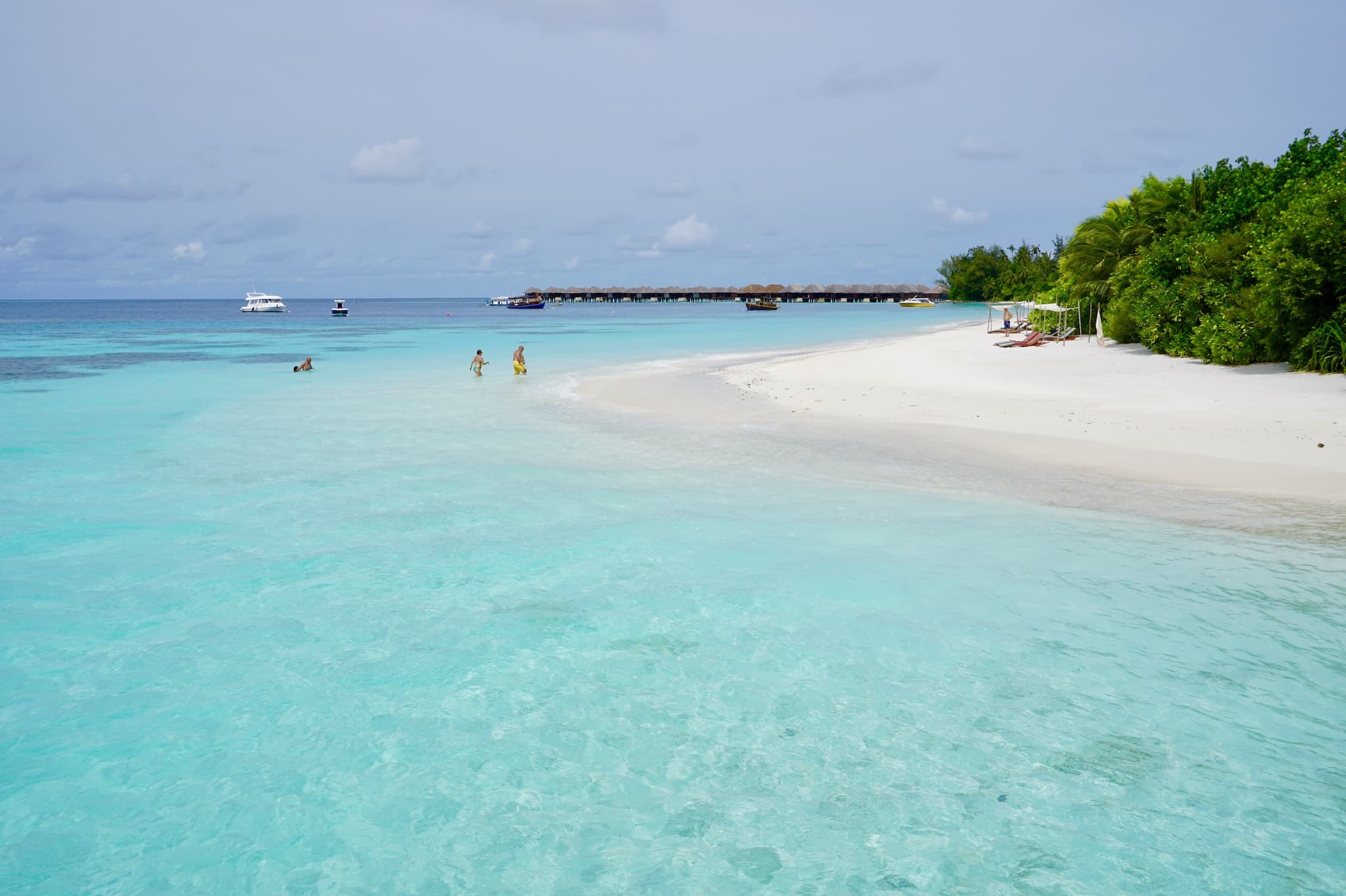 Seichtes, glasklares und lauwarmes Wasser: Die Lagune ist eines der Highlights vieler Resortinseln. Foto: Sascha Tegtmeyer Reisebericht Malediven Tipps