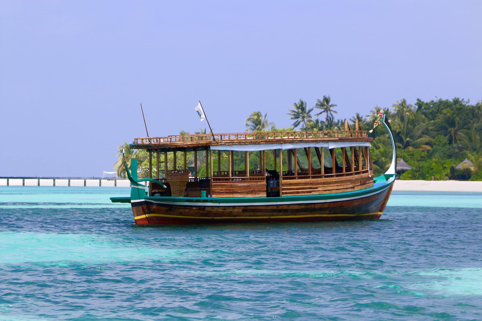 Auf Tour mit dem traditionellen Dhoni. Die Schiffe bringen dich zuverlässig überall hin. Für weitere Touren nimmt man in der Regel ein Schnellboot. Foto: Sascha Tegtmeyer Reisebericht Malediven Tipps