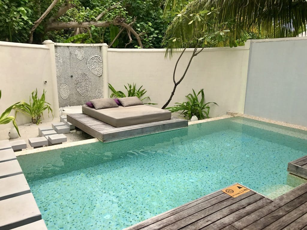 Privater Pool in einer Beach Villa auf einer Malediven-Resortinsel. Viele Hotels sind äußerst luxuriös.Foto: Sascha Tegtmeyer Reisebericht Malediven Tipps