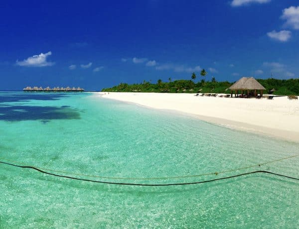 Traumstrand auf den Malediven: Für Strandurlauber sind die Resortinseln einfach perfekt. Foto: Sascha Tegtmeyer Reisebericht Malediven Tipps