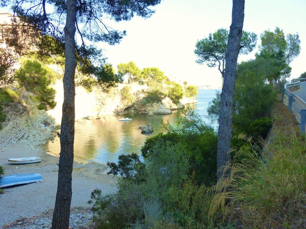 Kleine Bucht auf Mallorca: An manchen Ecken finden sich noch kleine Strände ohne großen Publikumsverkehr. Foto: Sascha Tegtmeyer