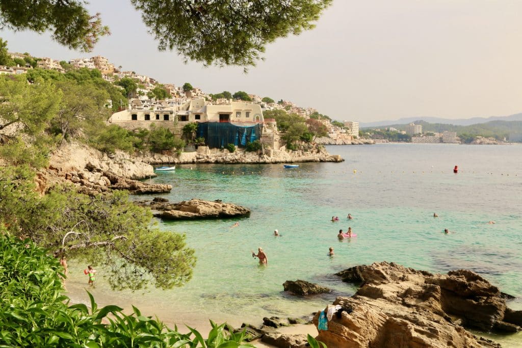 Der Strand von Cala Fornells ist einer der schönsten auf Mallorca – allerdings auch gut besucht. Foto: Sascha Tegtmeyer