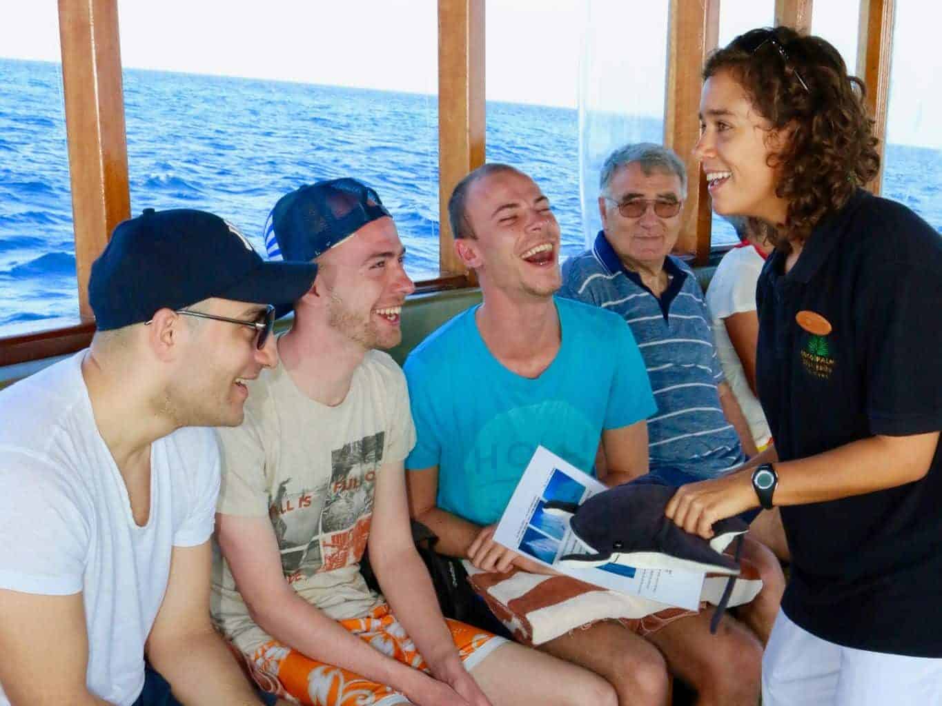 Dykning på Coco Palm Dhuni Kolhu: der er god stemning ombord under turen med Dhoni. Foto: Sascha Tegtmeyer Diving Baa Atoll Coco Palm Dhuni Kolhu