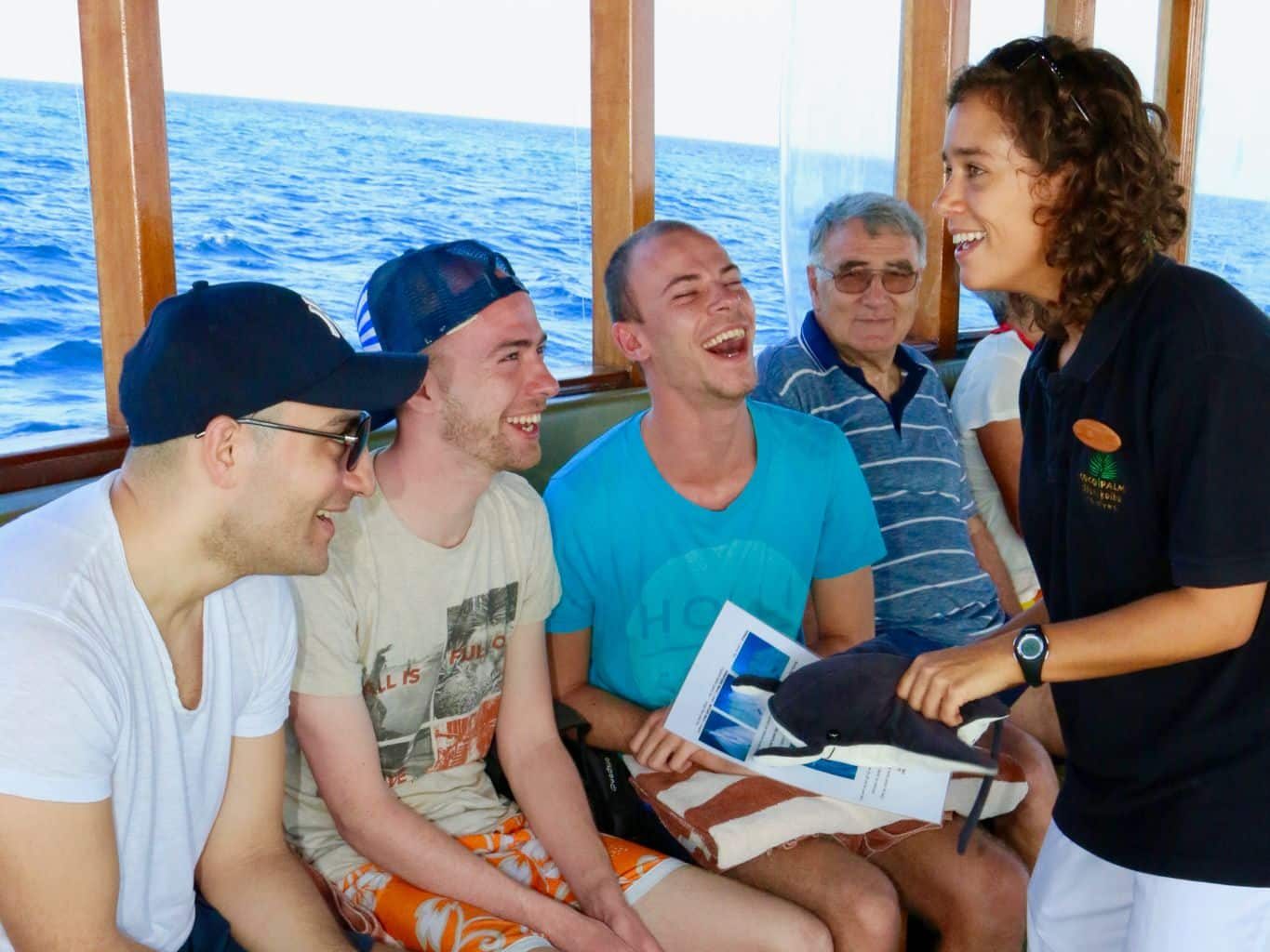 Diving on Coco Palm Dhuni Kolhu: There is a good atmosphere on board when you take the Dhoni. Photo: Sascha Tegtmeyer Diving Baa Atoll Coco Palm Dhuni Kolhu