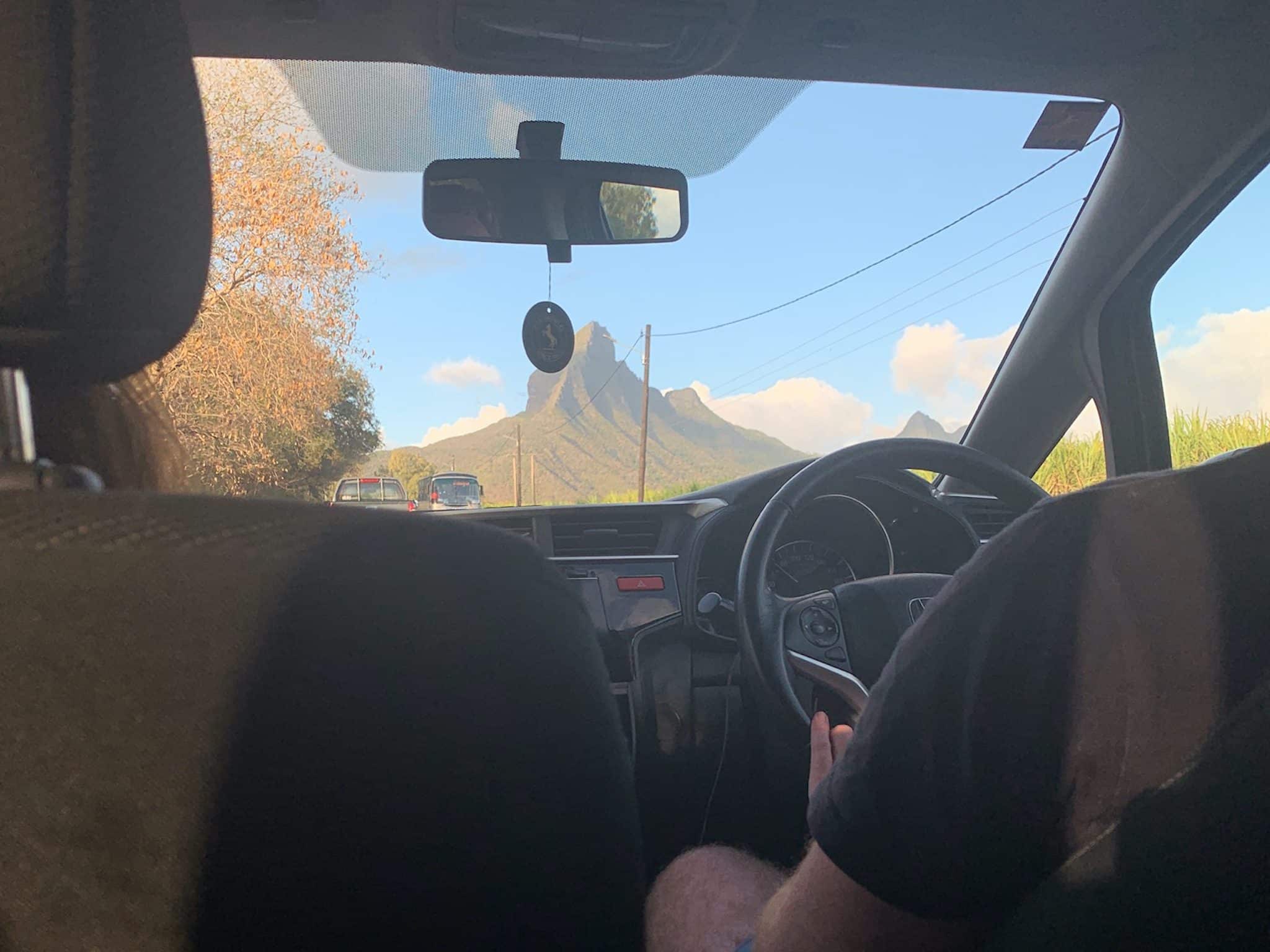 Auf Mauritius ist Linksverkehr – der Fahrer sitzt im Auto rechts.