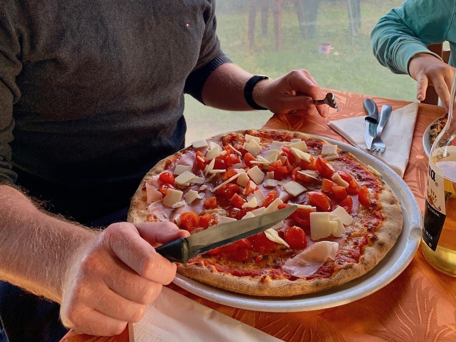 A picture speaks volumes: In Sardinia there is excellent pizza on every corner. Photo: Luisa Praetorius