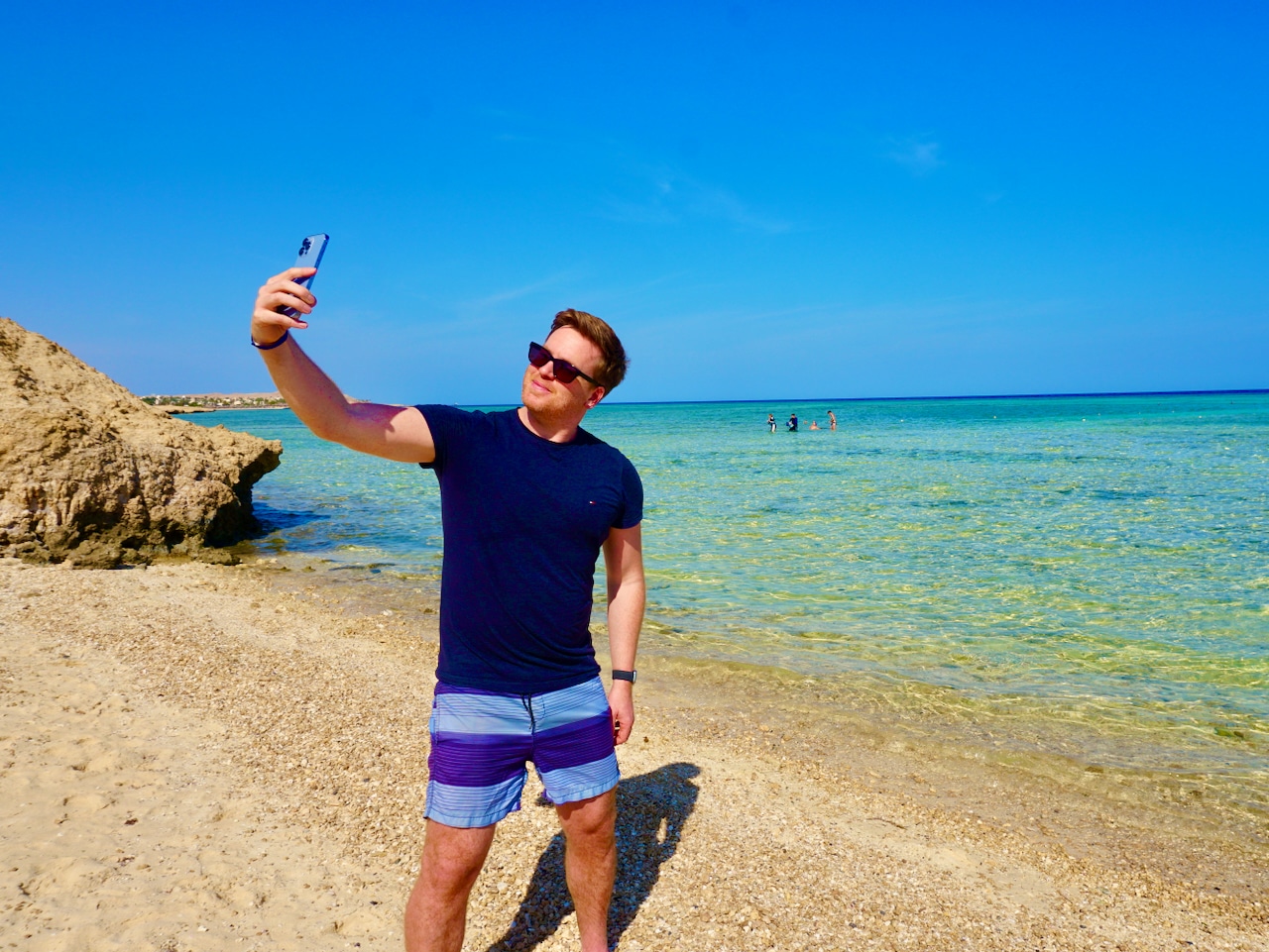 Viele Reisende nutzen ihre Smartphones zu vielfältigen Zwecken – etwa als Selfiekamera. Wir geben Euch viele wertvolle Digital Detox Tipps und Tricks und zeigen euch, wie auch Ihr in einem Offline-Urlaub Eure Lebensqualität verbessert und weniger aufs Handy schaut.