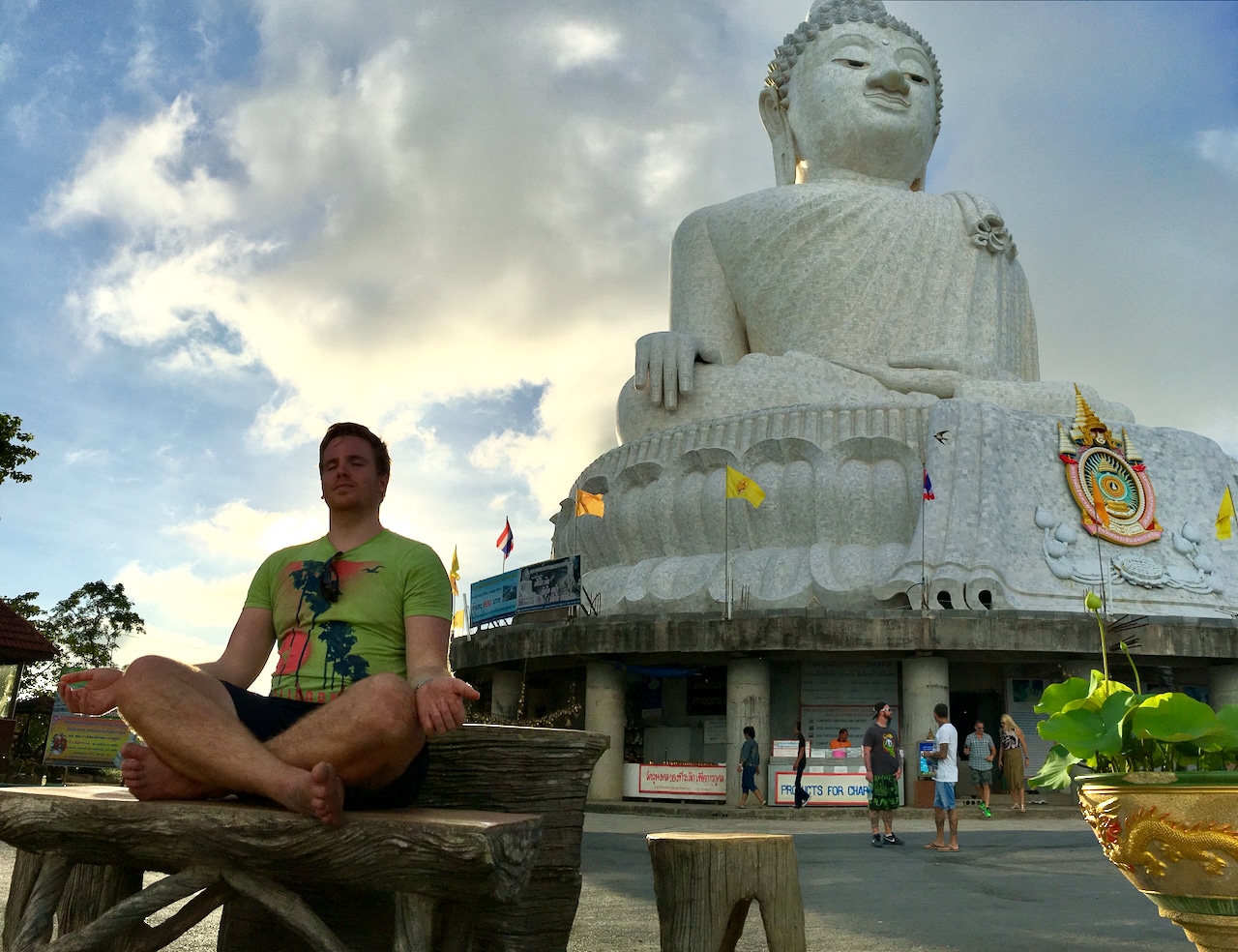 Medytując przy Wielkim Buddzie – widziałem wiele zabytków Phuket. Zdjęcie: Sascha Tegtmeyer