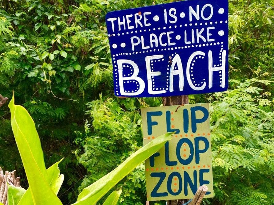 Relaxed lifestyle and still hippie in the heart: This signpost to the beach reflects the attitude of the people on Koh Phangan perfectly! Photo: Sascha Tegtmeyer Koh Lipe, Koh Samui, Koh Phangan, Koh Tao, Thailand, Dream Island, Beach, Travel, Vacation, Backpacking, Wanderlust, Diving, Surfing, SUP, Stand Up Paddling, Phuket, Krabi, Andaman Sea, Southeast Asia, Environment, Nature, rainforest, jungle, world trip, Thailand vacation, best time Thailand, winter vacation, Where is it warm in winter, Gulf of Thailand