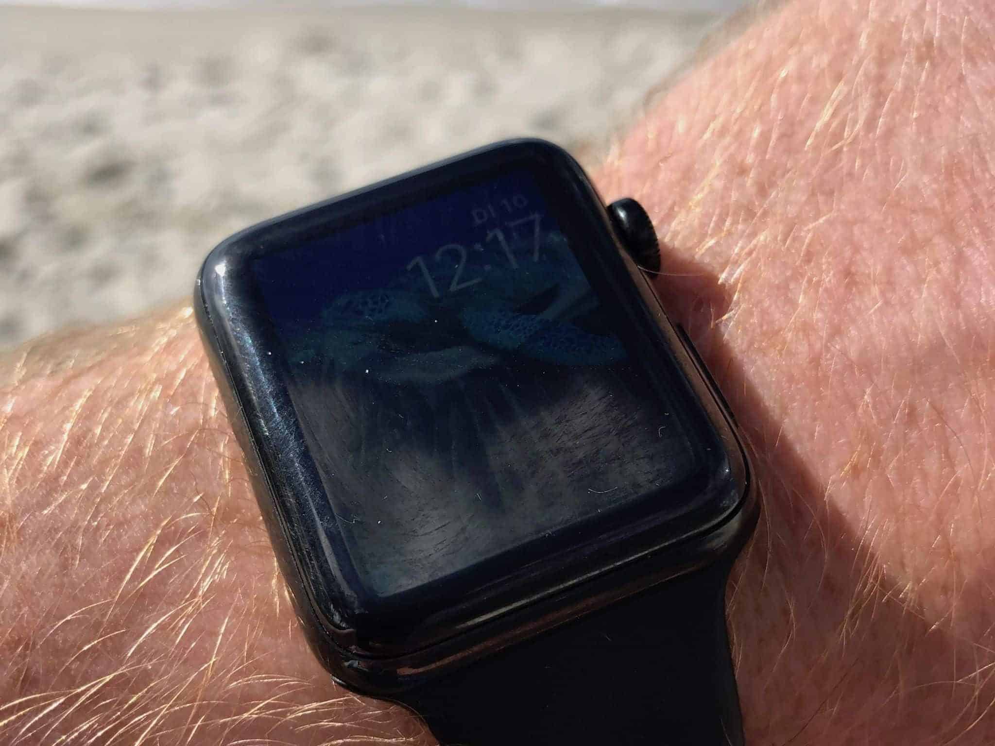 Strand, Sand, Sonnenmilch: Die Apple Watch muss rund ums Wasser ganz schön was aushalten! Foto: Sascha Tegtmeyer