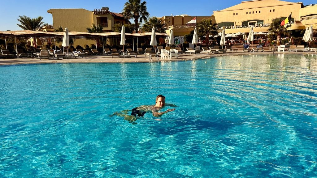 Plasket rundt i poolen: En kølig dukkert i ny og næ øger afslapningsfaktoren på ferien betragteligt. Rejserapport Marsa Alam Tips Oplevelser - Egypten