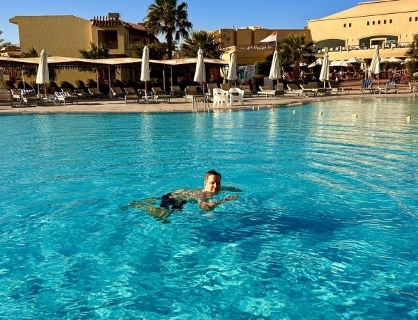 Lekker spetteren in het zwembad: af en toe een frisse duik verhoogt de ontspanningsfactor op vakantie aanzienlijk. Reisverslag Marsa Alam Tips Ervaringen - Egypte
