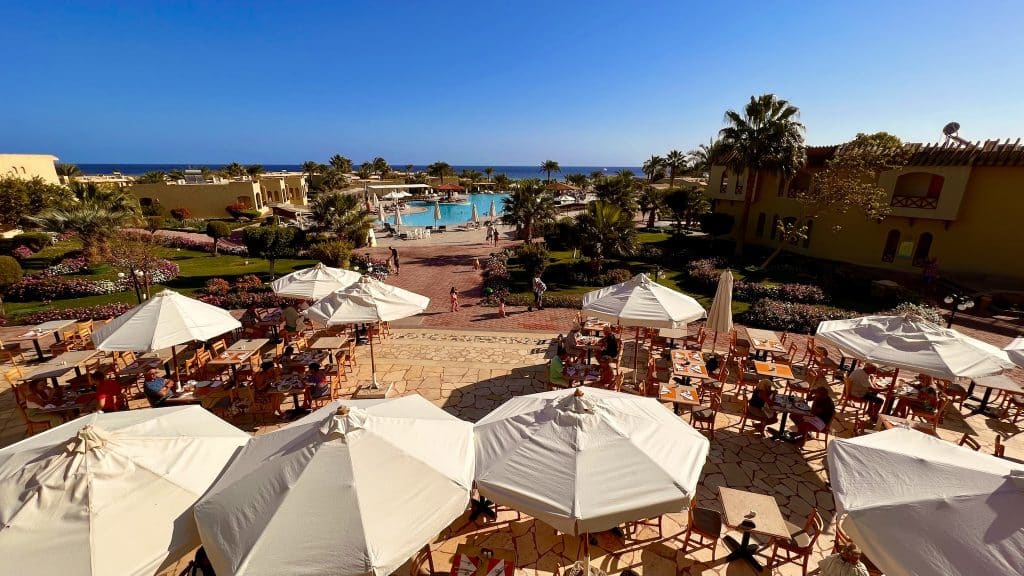 Widok na przestronny kompleks hotelowy Three Corners Fayrouz Plaza Beach Resort - w sumie hotel oferuje bardzo dobry stosunek jakości do ceny i dlatego również otrzymał najwyższe oceny (4,7 gwiazdki w Google z kilku tysięcy recenzji). Zdjęcie: Sascha Tegtmeyer Raport z podróży Marsa Alam Porady Doświadczenia - Egipt