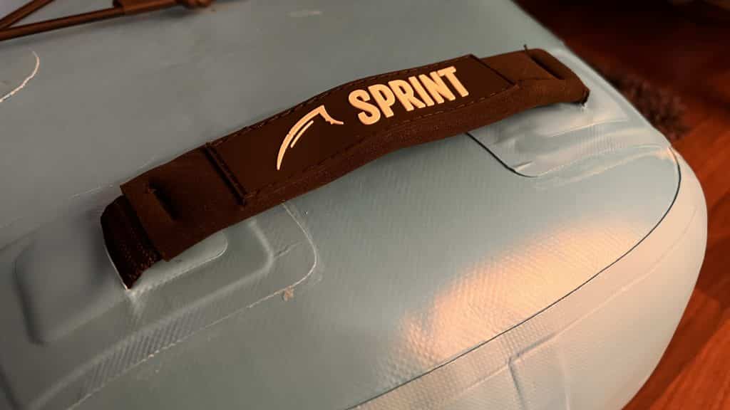 Bluefin SUP Test 14 Sprint Touring Racing Model Grommets en handvatten waar je ze nodig hebt: De fabrikant heeft werkelijk aan alles gedacht met het Bluefin SUP Opblaasbaar Stand-Up Paddle Board 14′ Sprint Model Touring Race Model.