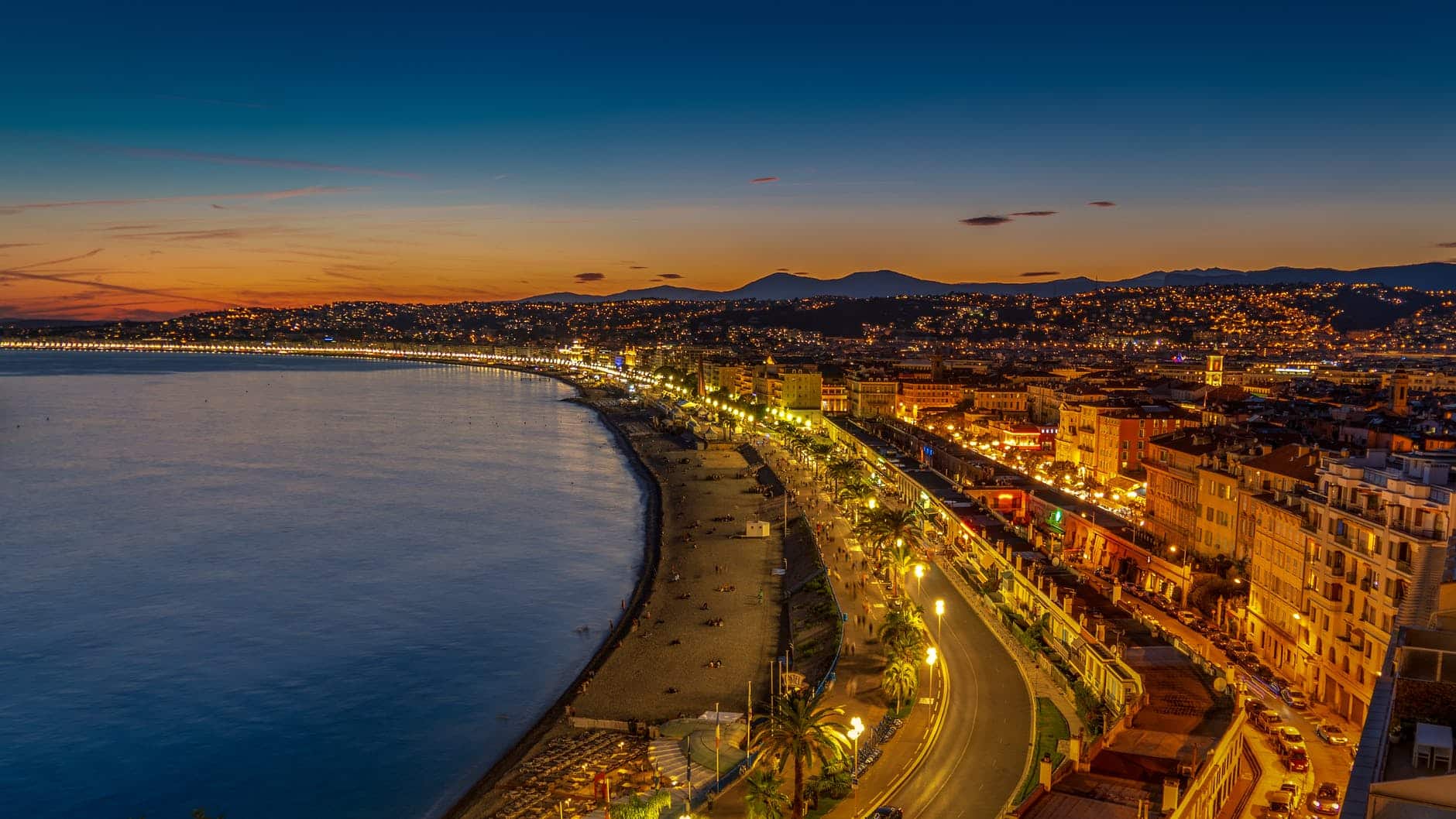 In Nizza kann man leben wie Gott in Frankreich. Allerdings sind die Lebenshaltungskosten hoch. Dafür befindest du dich in einer wirtschaftlichen Wachstumsregion mit direktem Mittelmeerzugang.