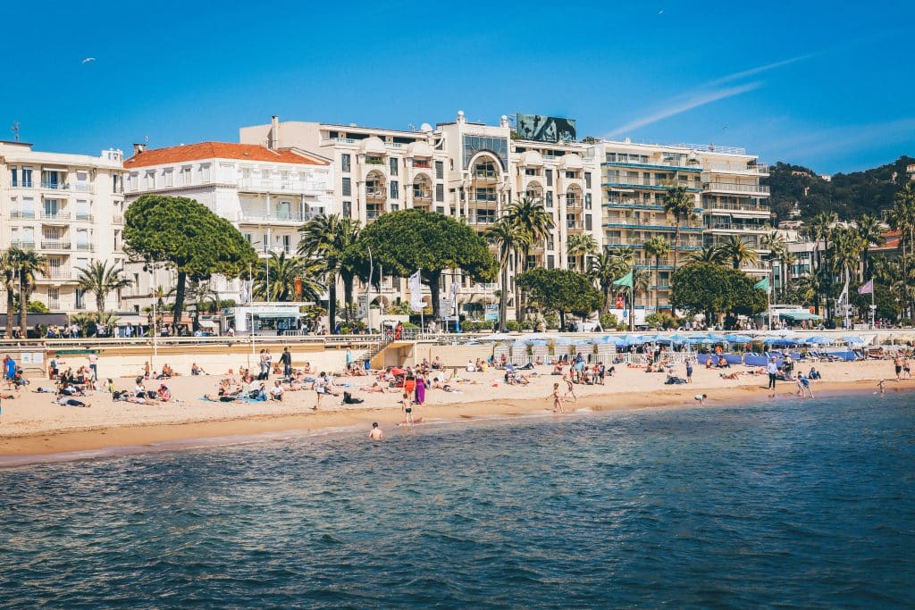 Strandurlaub an der französischen Riviera ist eine ausgezeichnete Alternative zu Portugal, Spanien und Italien.