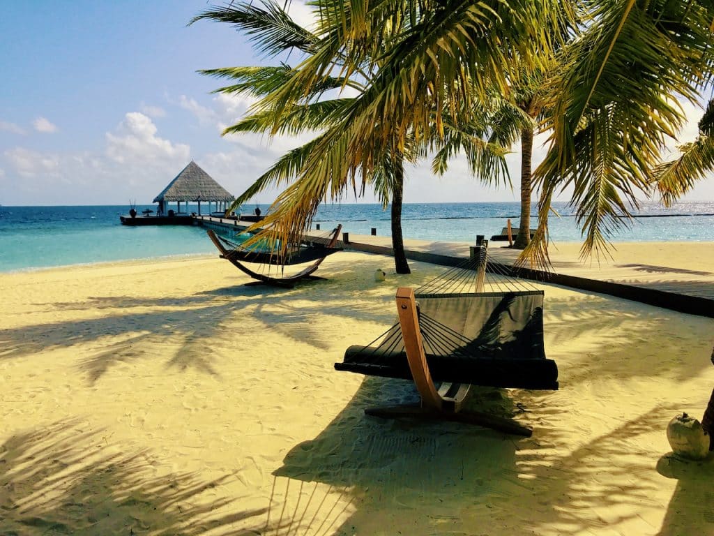 De Malediven zijn ongetwijfeld een van de mooiste archipels ter wereld en een echt paradijselijke reisbestemming voor lange afstanden. Of je nu een ontspannen strandvakantie wilt of op zoek bent naar unieke duikervaringen, de Malediven hebben voor elk wat wils. De kleine eilanden met hun exotische flora en fauna, omringd door turkooisblauwe lagunes met badtemperatuur, bieden het perfecte decor voor een onvergetelijke vakantie Foto: Sascha Tegtmeyer