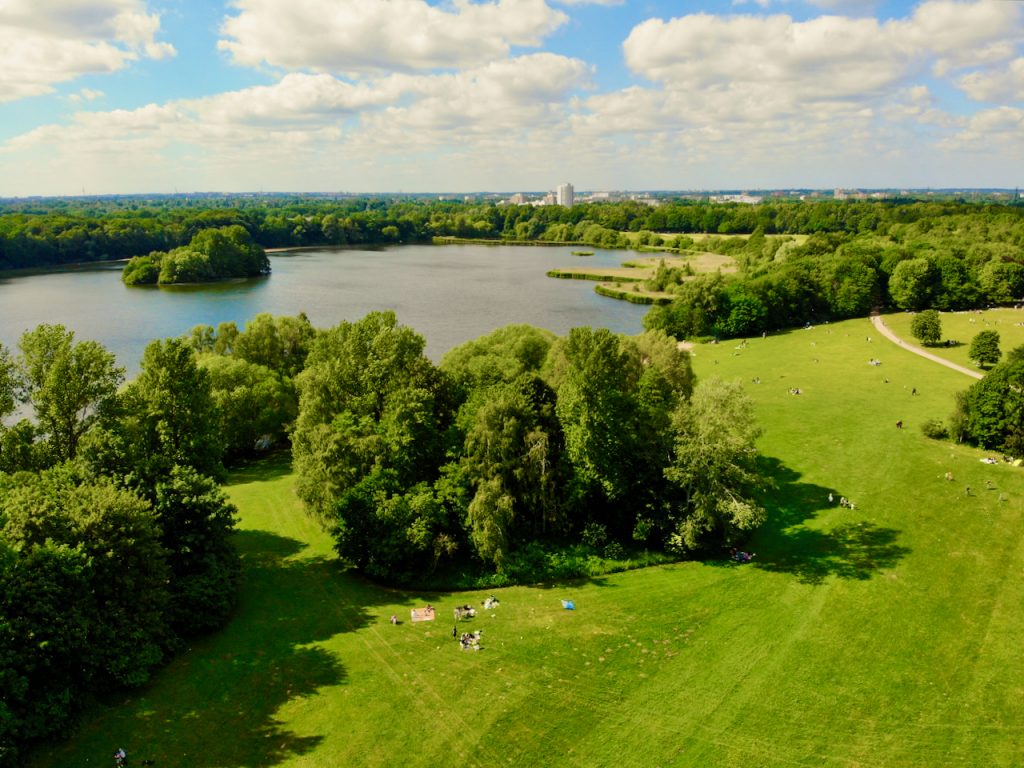 Walk around the picturesque Öjendorfer See and enjoy the breathtaking view of the water. Photo: Sascha Tegtmeyer