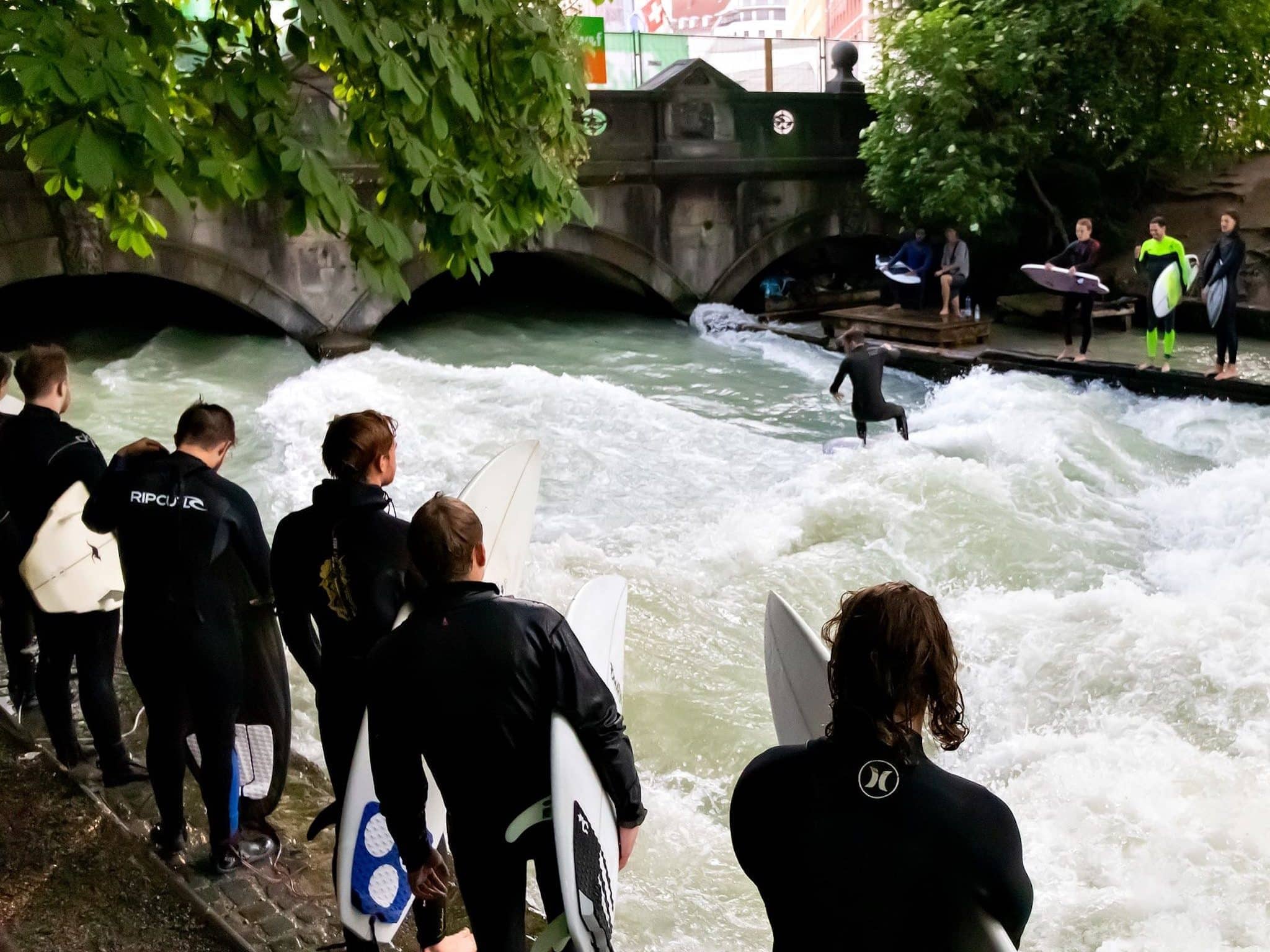 Surfistas en el centro de Munich: se pueden experimentar micro aventuras en muchos lugares de Alemania. Foto: Unsplash