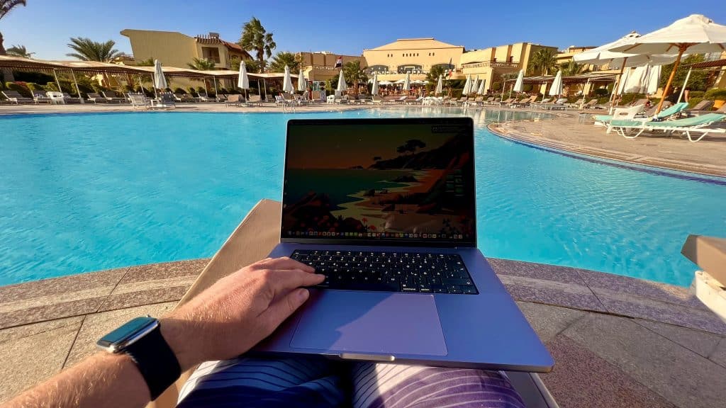 Das MacBook Pro 16 ist das leistungsstärkste MacBook aller Zeiten und eine großartige Wahl für Profis, die einen leistungsstarken und tragbaren Laptop benötigen. Apple MacBook Pro 16 M1 Pro Test Erfahrungen Urlaub Reise Reiseblogger Arbeit Blog Blogger