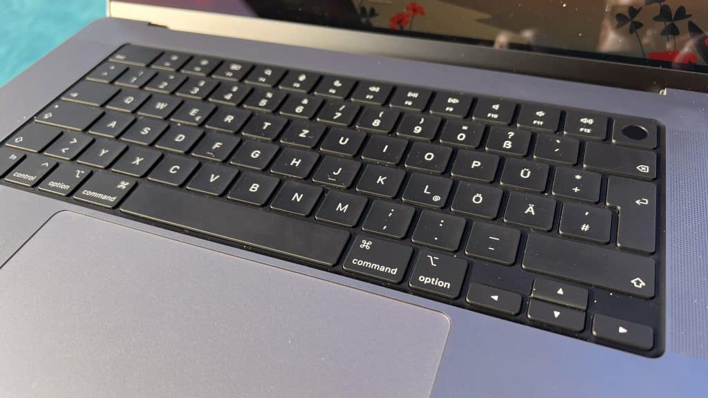 Die Tastatur des MacBook Pro 16 M1 Pro erzeugt ein mecha­nisches Tasten­gefühl, das wirklich angenehm und knackig ist. Apple MacBook Pro 16 M1 Pro Test Erfahrungen Urlaub Reise Reiseblogger Arbeit Blog Blogger
