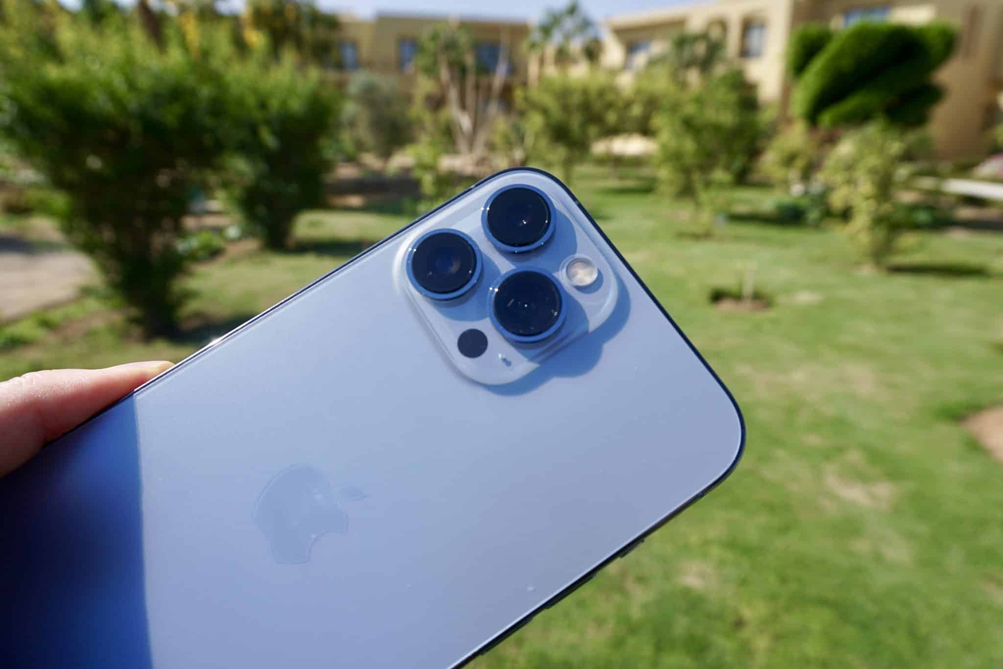 Das iPhone 13 Pro Max verfügt über ein verbessertes Kamerasystem mit einem neuen Weitwinkelobjektiv, mit dem man deutlich mehr Fläche auf Fotos festhalten kann.