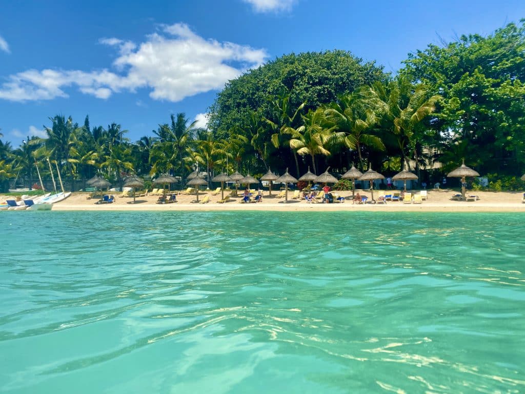 Casuarina Resort & Spa Bewertungen im Vergleich zu meinen Erfahrungen Mir ist aufgefallen, dass das Hotel nicht so richtig gut bewertet wurde. Ich muss sagen, dass ich nicht ganz sicher sagen kann, woran das liegt. Ich vermute, es liegt daran, dass die Erwartungen an das Hotel verfehlt wurden. Wenn man ein gutes und günstiges Resort auf Mauritius bucht, bekommt man eben kein 5-Sterne-Resort mit goldenen Wasserhähnen. Wer günstig einen wunderbaren Urlaub auf Mauritius verbringen möchte, ist im Casuarina Resort & Spa genau richtig.