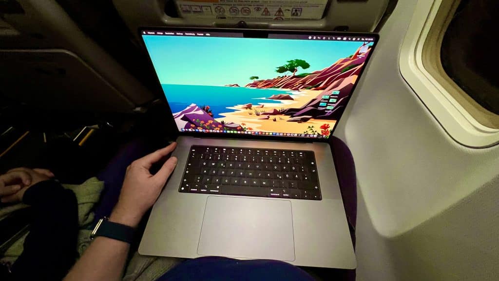 Mit einem Laptop kann es im Flugzeug ganz schön eng werden – ein iPad Pro ist da praktischer. Meine Strategie: Zuhause Notebook, auf Reisen Tablet.