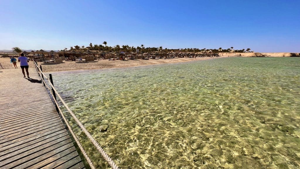 Geschützt in einer Bucht befindet sich der Hauptstrand des Fayrouz Resorts. Foto: Sascha Tegtmeyer Reisebericht Marsa Alam Tipps Erfahrungen Aktivitaeten