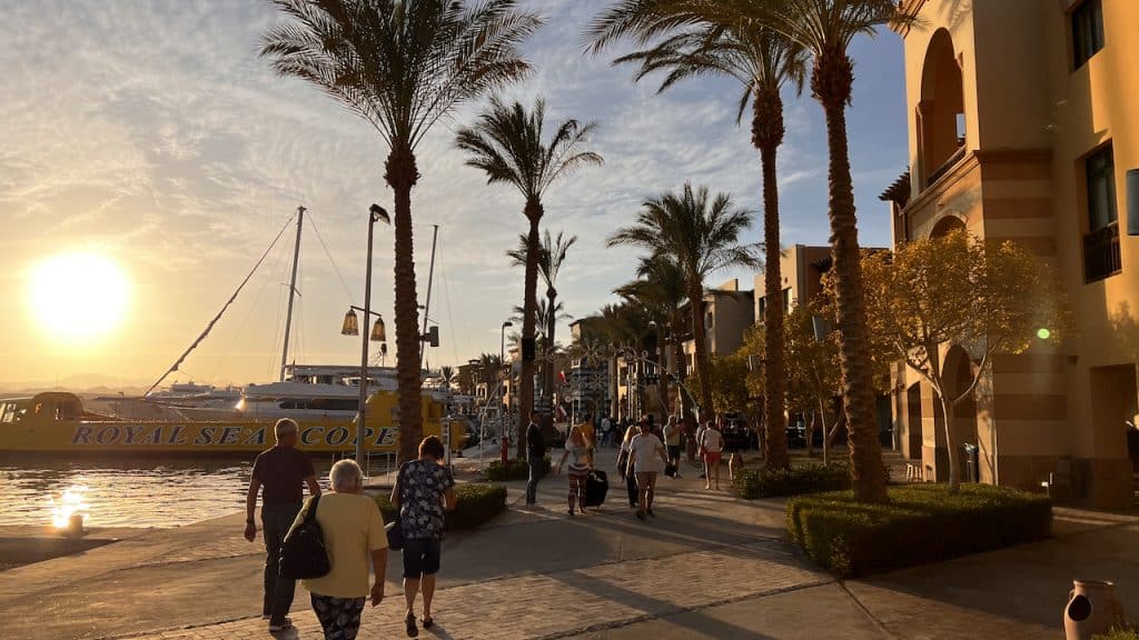 Promenade von Port Ghalib: Wer in einem nahegelegen Hotel wohnt, kann tagsüber oder abends zum Flanieren vorbeischauen. Foto: Sascha Tegtmeyer Reisebericht Marsa Alam Tipps Erfahrungen Aktivitaeten