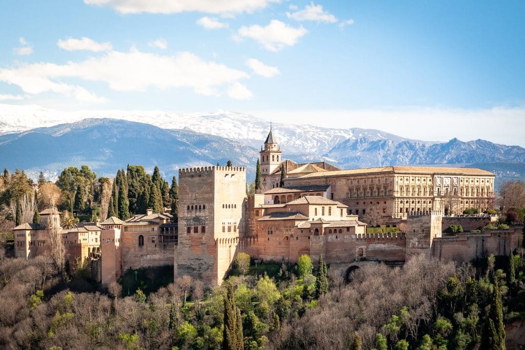 Die Alhambra-Festung sollte ganz oben auf deiner To-Do-Liste in Granada stehen.