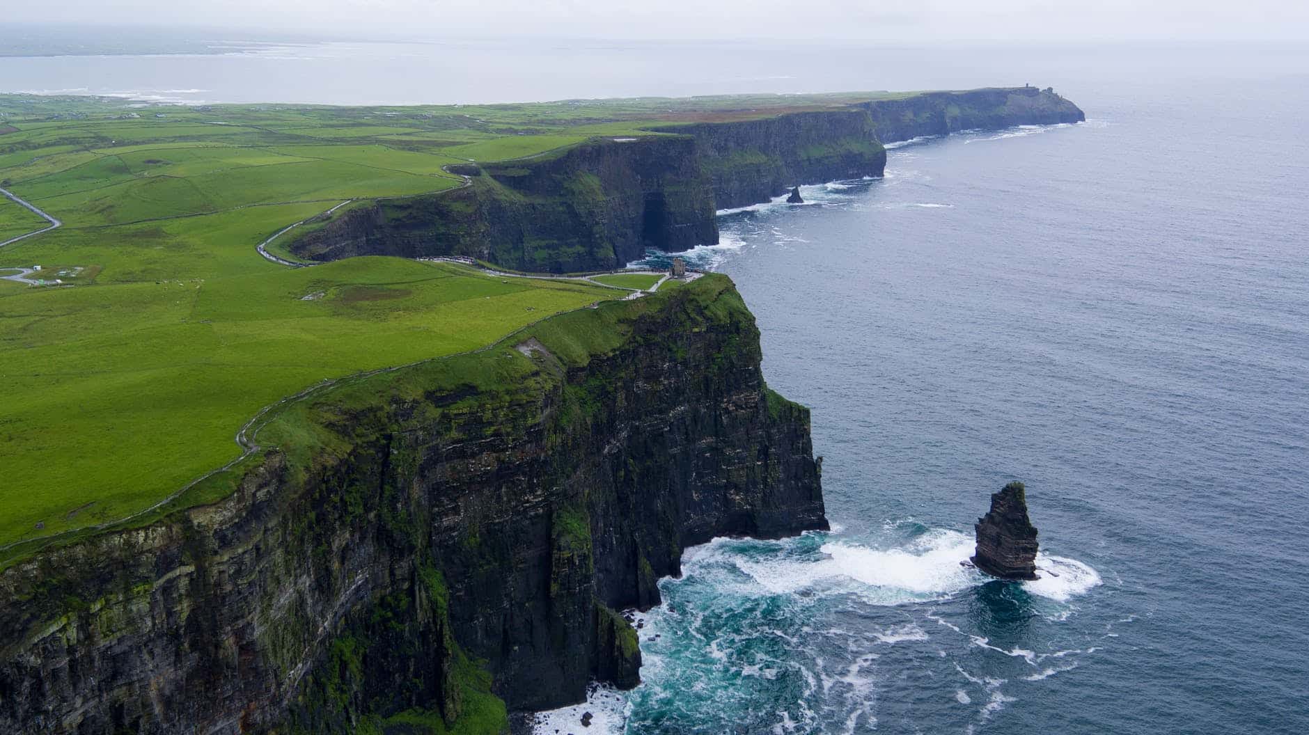 Irland ist eines der schönsten Reiseziele in Europa und hat viele eingefleischte Fans.  aerial photography of rock next to water body