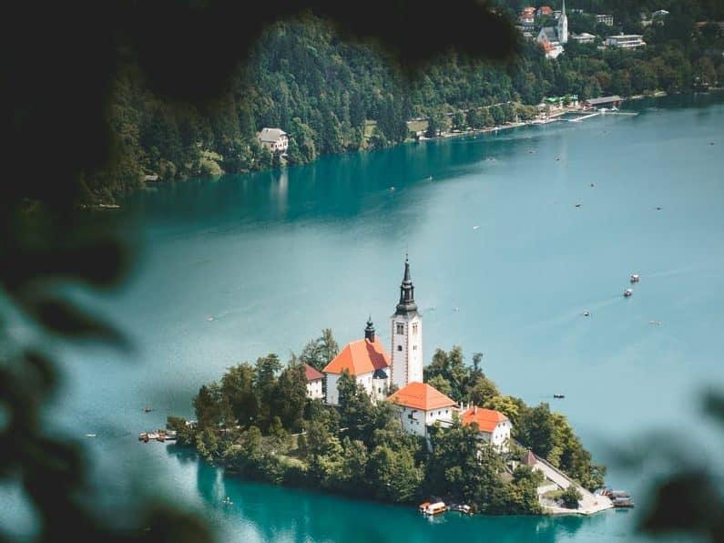Günstiger Urlaub in Slowenien Wenn du nach einem Urlaub suchst, der günstig, einzigartig und ungewöhnlich als auch aufregend ist, dann ist Slowenien ideal für deinen nächsten Urlaub.