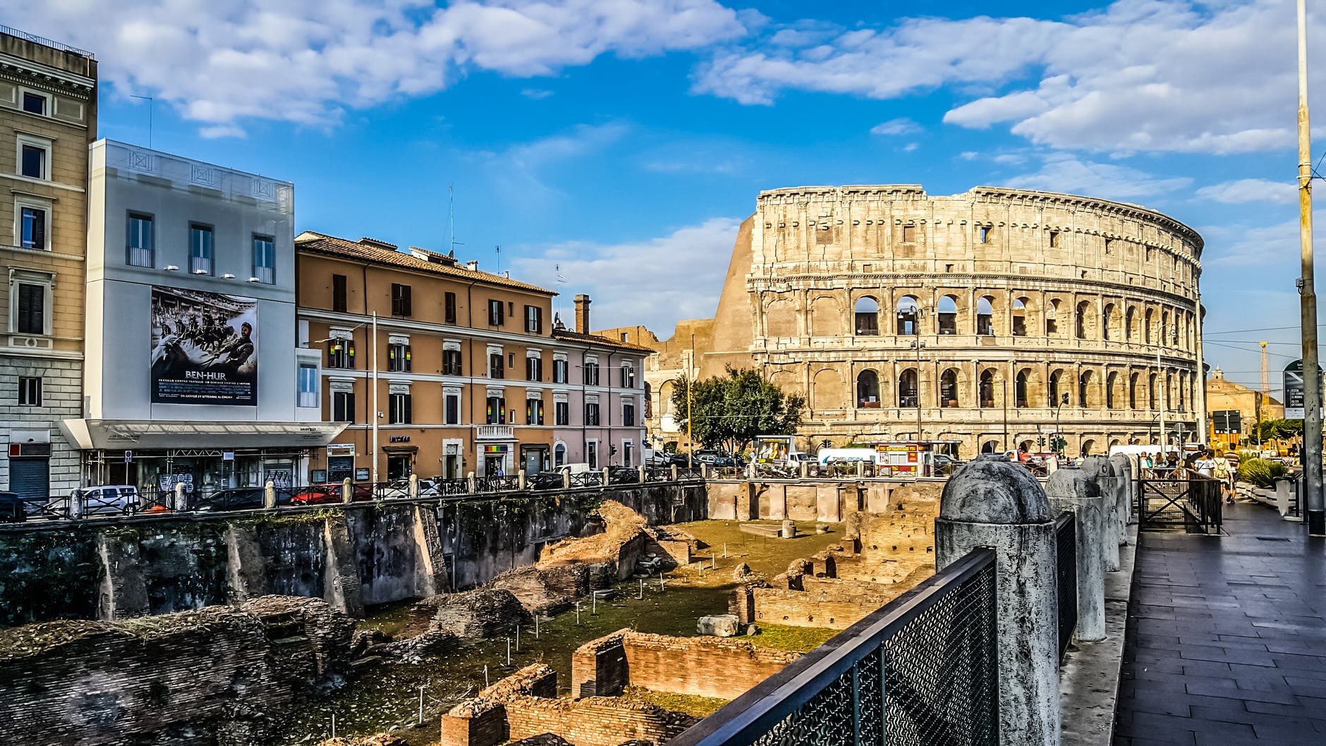 Rom, eine Stadt voller Geschichte und Kultur, ist ein Muss für jeden, der sich für Kunst, Architektur oder einfach nur für die Erkundung einer der schönsten Städte der Welt interessiert. ancient architecture arena buildings