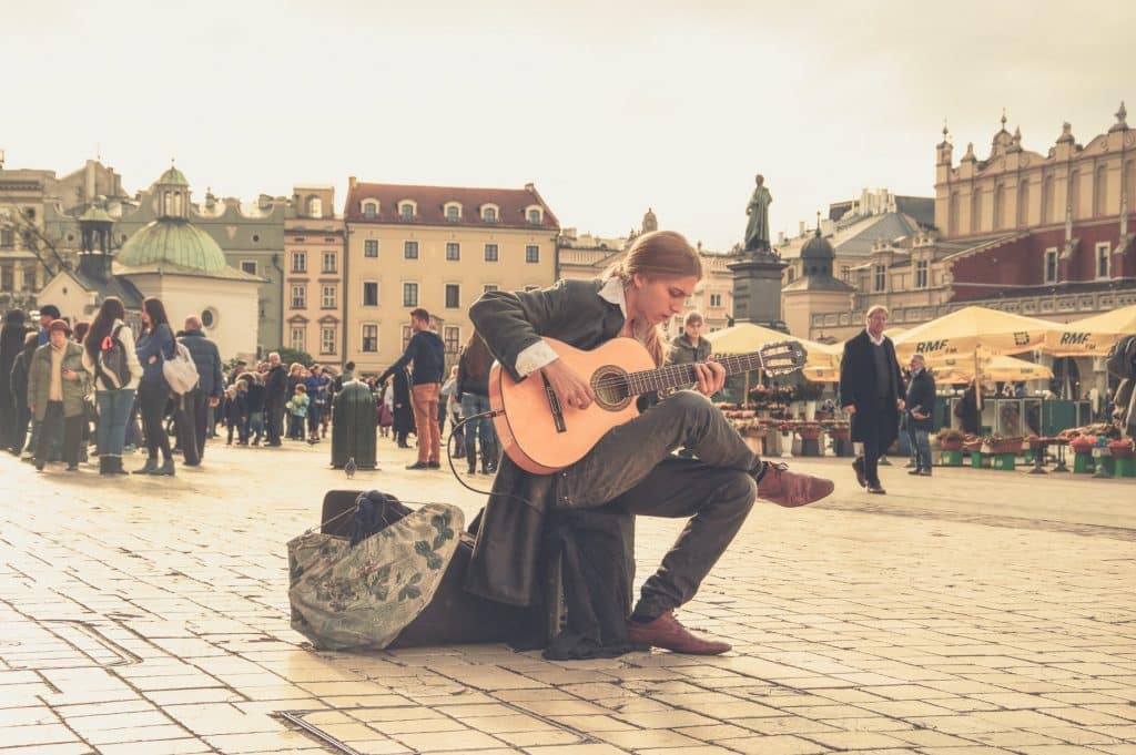 Gute und günstige Reiseziele – Liste: Wo kann man gut und günstig Urlaub machen? man playing acoustic guitar