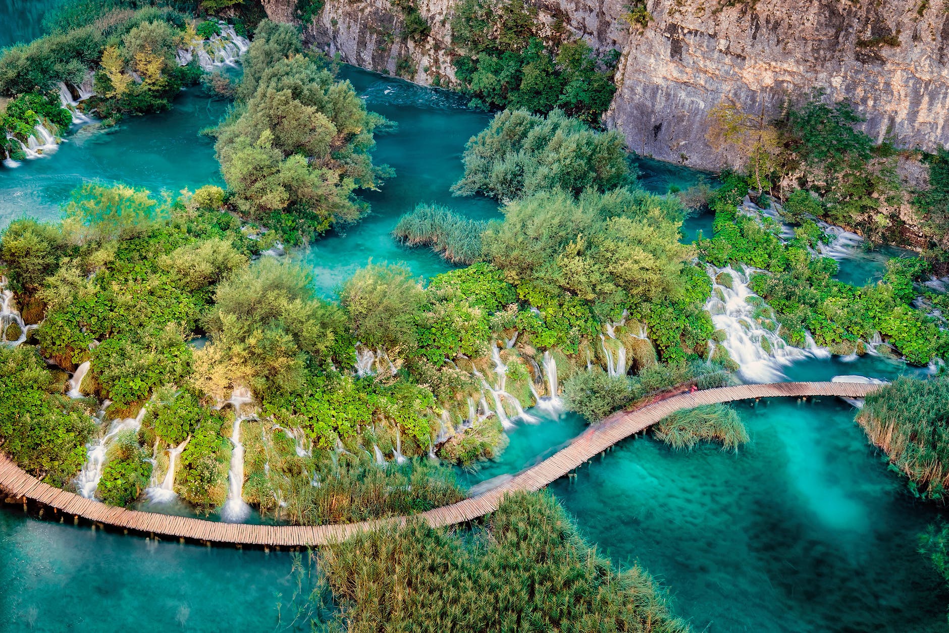 Kroatien schöne Reiseziele Beeindruckend ist auch der Nationalpark Plitvicer Seen. Dieser Naturpark beherbergt eine Reihe atemberaubender türkisfarbener Seen inmitten üppiger Vegetation. landscape water travel waterfall